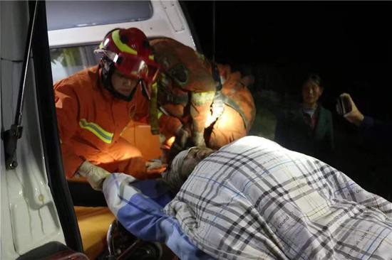 经7小时救援,被困洞穴的中学生获救。 昭通市消防救援支队供图