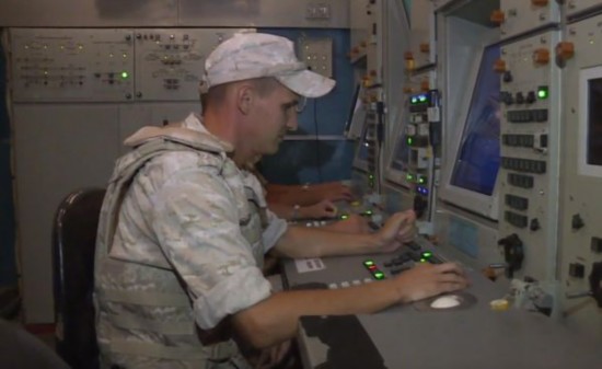 赫梅米姆空军基地内正在工作的俄军防空部队官兵。（视频截图）