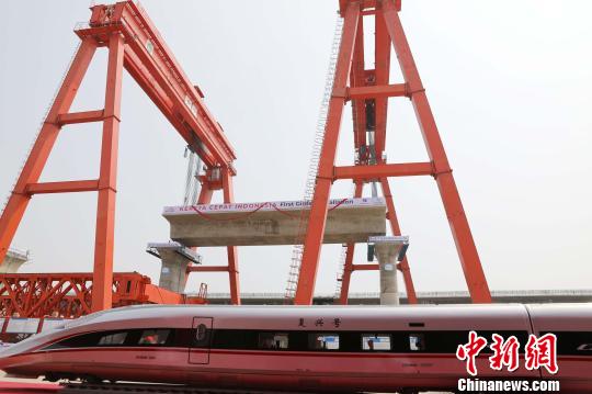 印尼雅万高铁建设又迈关键一步首榀箱梁成功架设