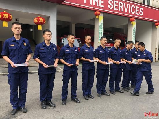 ↑消防员们表示很感动，很受鼓舞