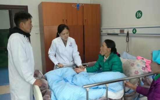 潘芳和“徒弟”仁增多吉在病房为病人检查。受访者供图