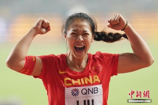 当地时间10月1日晚,在卡塔尔多哈举行的2019国际田联世界田径锦标赛女子标枪决赛中,中国选手刘诗颖与吕会会分别以65米88和65米49的成绩获得亚军和季军。图为刘诗颖在比赛后庆祝。中新社记者 泱波 摄