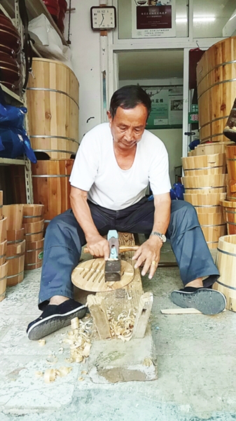翁根林在箍桶店里制作泡脚桶。□张丽萍 摄