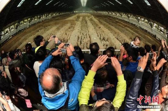 资料图：游客参观兵马俑。张天柱 摄