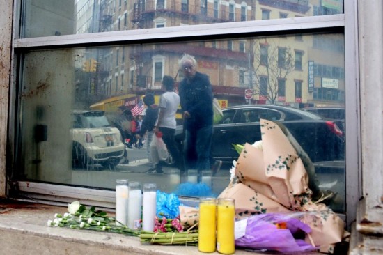 ▲当地民众自发悼念遇害者。（图源：纽约时报）