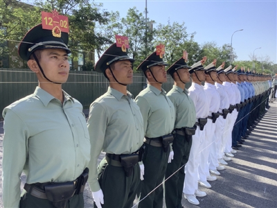  正在训练的高大滕（左一）