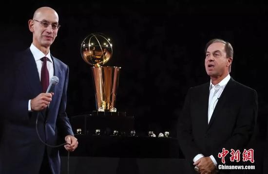 左一：亚当&middot;肖华 来自中新网