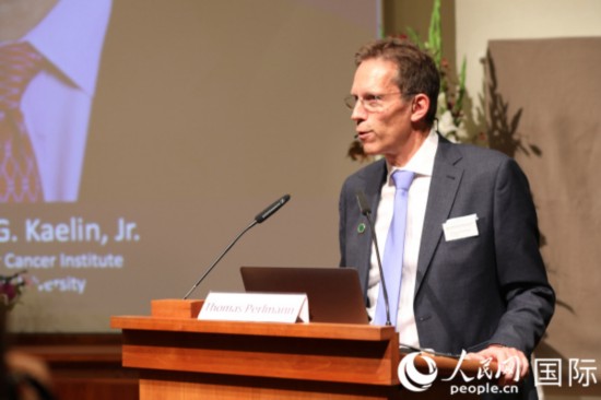 评委会秘书长托马斯现场宣布获奖者 （摄影 方菁） 