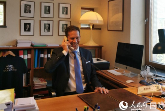 7日一早，评委会秘书长托马斯在办公室电话通知获奖者 （摄影 李亚男） 