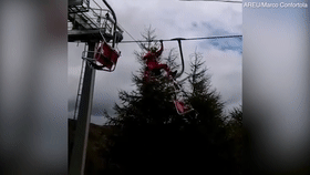 救援人员沿电缆小心移动，接近飞行员。（图源：《每日邮报》）