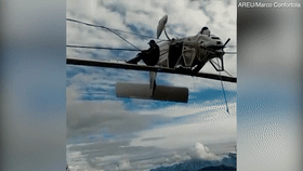 飞行员在巨大外力作用下，被弹至机翼处。（图源：《每日邮报》）