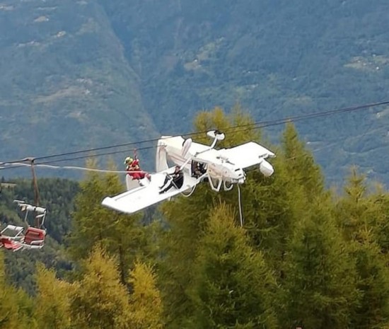 6日，一架小型飞机飞行途中突然坠入阿尔卑斯山。（图源：《每日邮报》）