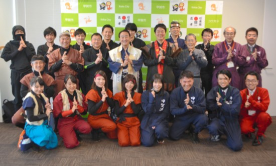  池田市职员在参加&ldquo;训练&rdquo;后与甲贺市政府职员合影（《朝日新闻》）