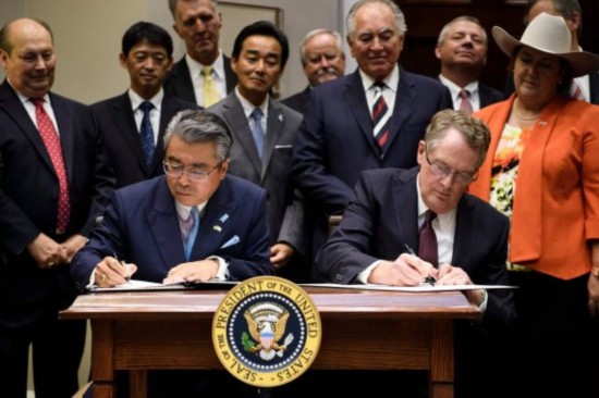 当地时间10月7日,日本驻美大使杉山晋辅和美国贸易代表莱特希泽签署了日美贸易协议。(法新社)