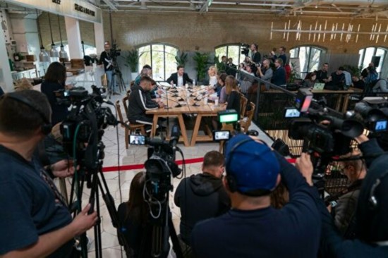 乌总统答记者问(图源:俄新社)