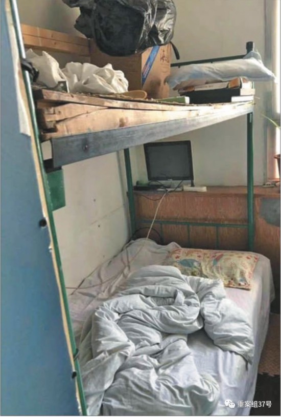 ▲星期五公寓藏身在一栋老旧待拆的居民楼里,卫生环境差。受访者供图