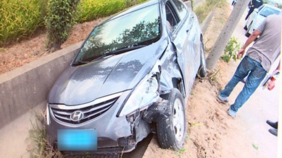 心疼！母女回家途中突遭车祸，医疗费用成负担