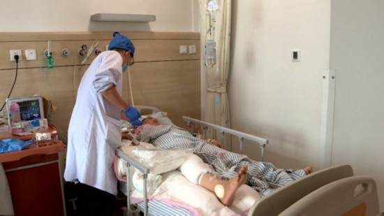 心疼！母女回家途中突遭车祸，医疗费用成负担