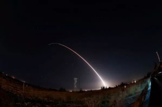 ▲资料图片：2017年4月26日，美国空军从加利福尼亚州范登堡空军基地发射一枚&ldquo;民兵&rdquo;Ⅲ型洲际弹道导弹。