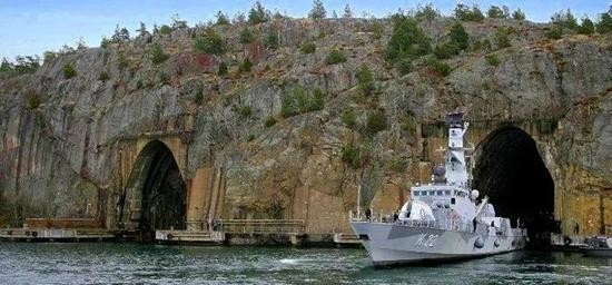 ▲由于战舰可通过地下隧道进出基地,具有很强的隐蔽性,图为一艘哥德堡级轻型护卫舰正从穆斯克基地的洞口驶出。(瑞典国防部网站)