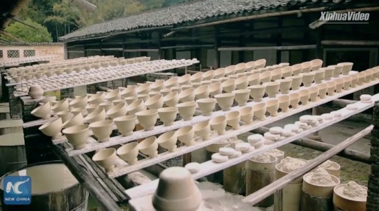 ▲景德镇的陶瓷厂（新华社报道截图）
