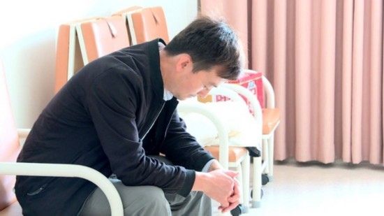 心疼！母女回家途中突遭车祸，医疗费用成负担