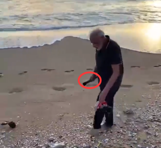 莫迪12日在泰米尔纳德邦马马拉普拉姆海滩上拾垃圾。（莫迪推特视频截图）