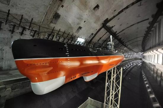 ▲图为巴拉克拉瓦地下潜艇基地内的潜艇还原模型。(巴拉克拉瓦地下潜艇基地旅游网站)