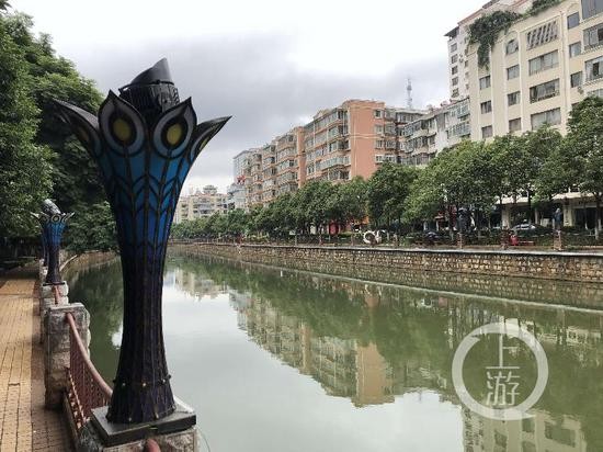 ▲昆明市盘龙区桃源街132号热点网吧旁的盘龙江，李心草落水身亡。摄影/上游新闻记者   胡磊