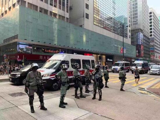 13日，港警在旺角布防。赵觉珵/摄