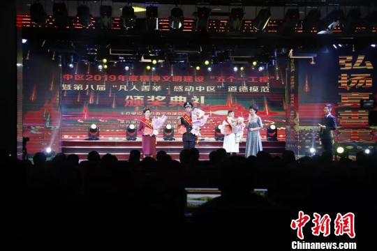 青海退休工人变身&ldquo;楼长&rdquo;为居民服务十余载