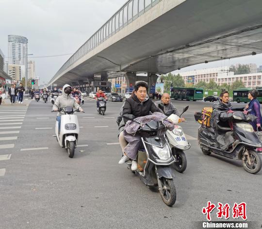 连发38条大风蓝色预警河南多地气温随风“跳水”