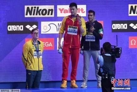 资料图：霍顿（左）拒绝登上领奖台