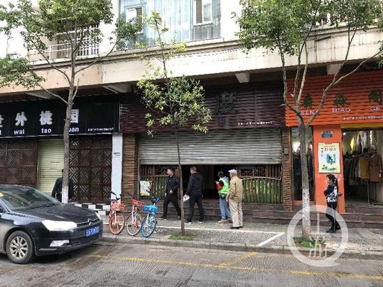 ▲10月14日下午2点左右，李心草坠江地、位于昆明市盘龙区桃源街132号的热点网吧，昆明刑警再次赴现场勘查。摄影/上游新闻记者  胡磊