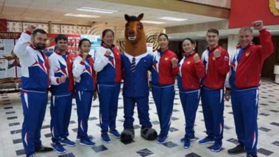  俄罗斯军体运动员在中央陆军体育俱乐部体育史陈列馆参加欢送仪式(俄罗斯《红星报》网站)