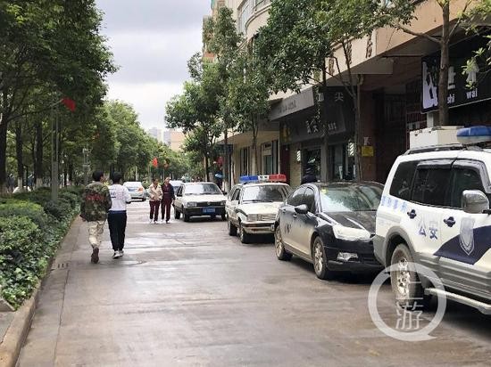 ▲10月14日下午2点左右，李心草坠江地、位于昆明市盘龙区桃源街132号的热点网吧，昆明刑警再次赴现场勘查。摄影/上游新闻记者   胡磊