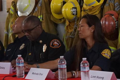 图为洛县消防局华裔调度主管陈文静(右一)。(美国《世界日报》/陈开 摄)