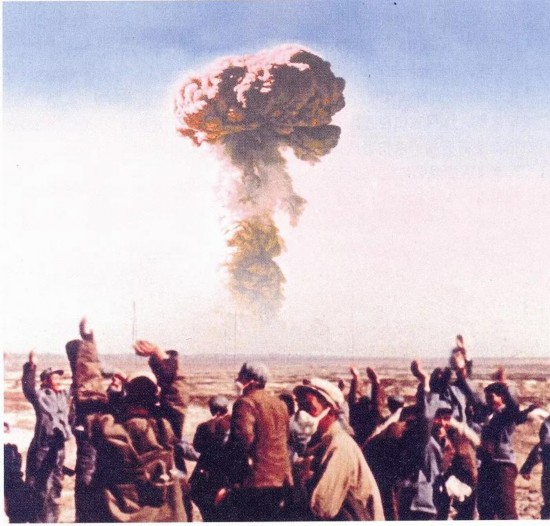 △我国第一颗原子弹爆炸成功时，激动的科研工作者