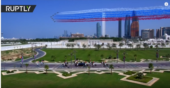 阿联酋出动特技飞行队和骑兵队护送普京(今日俄罗斯新闻网)