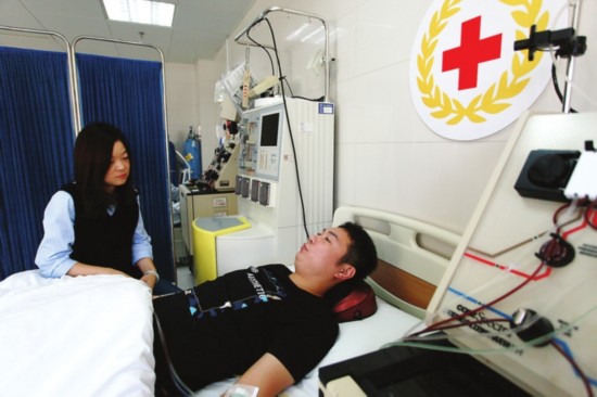 　　妻子一直陪伴在梁玉猛身旁。　□记者　车晋彧　摄