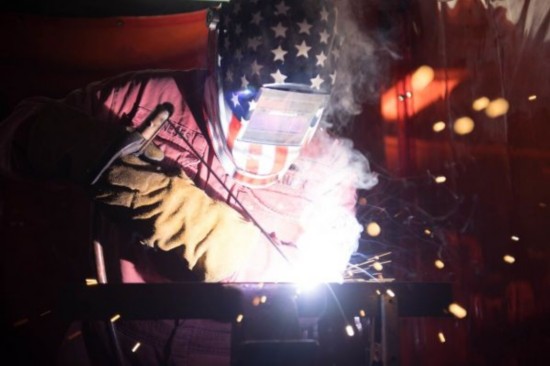 资料图片:美国海军舰艇维修人员正在修复舰船。(美国海军网站)