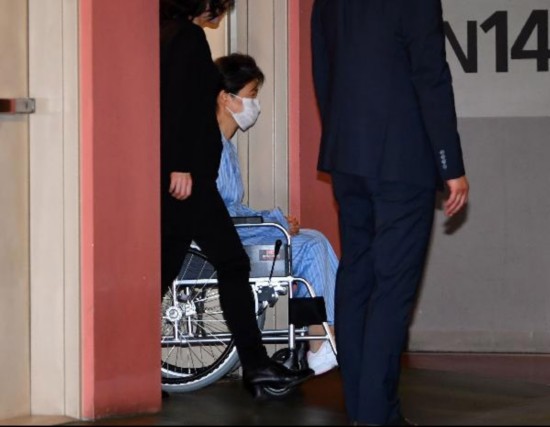 9月16日,朴槿惠现身医院,准备做手术(《朝鲜日报》)