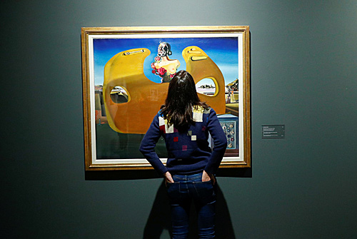 资料图：观众在一次画展上欣赏达利的作品。（路透社）