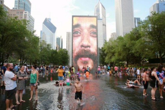 人们在美国芝加哥市中心千禧公园的皇冠喷泉游玩。(新华社)