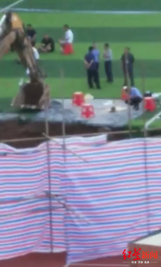 ↑16年前，邓世平被杀害后埋尸操场