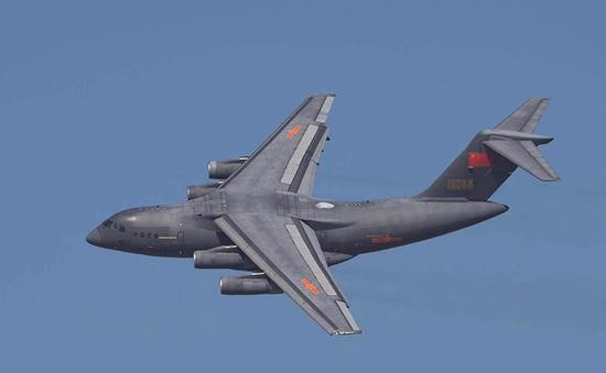 运-20单机空中展示。