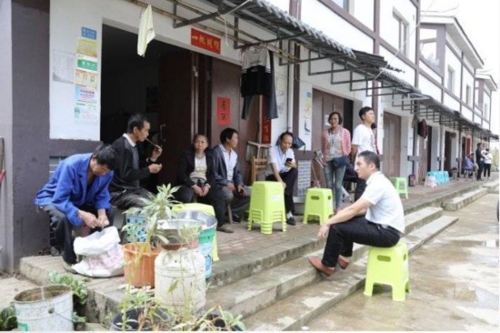 工作人员对帮忙人员进行劝返