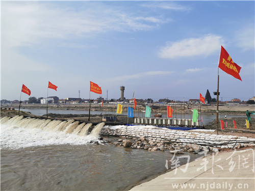 南京市防汛抢险机动队在高淳水碧桥河口架设水泵翻水。本报记者吕宁丰摄