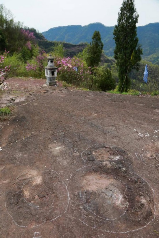 这20多个印记中，就包括了小庙前的这八个凹坑。