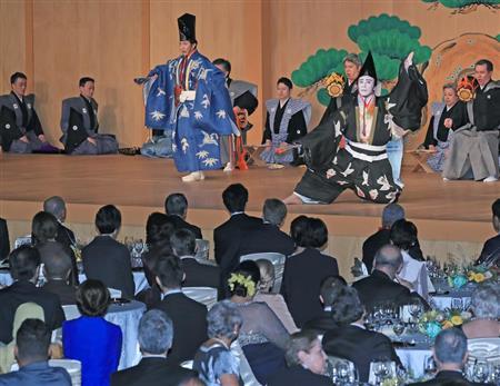  野村万斋（左）在台上表演（产经新闻）